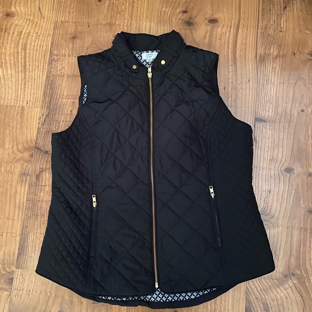 Crown & Ivy quilted vest like new